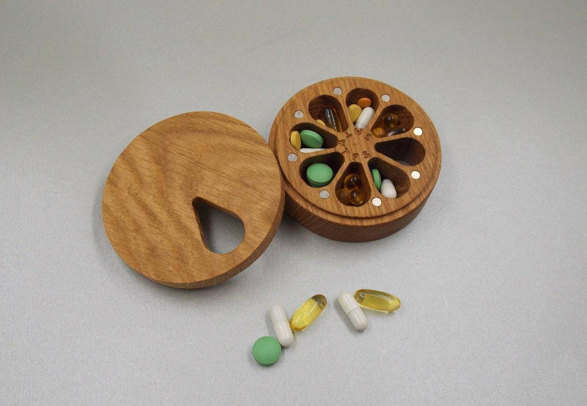 ROUND WEEKLY POCKET PILL BOX  - NATURAL WOOD - JTNLAB