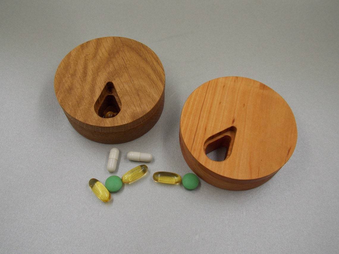 ROUND WEEKLY POCKET PILL BOX  - NATURAL WOOD - JTNLAB
