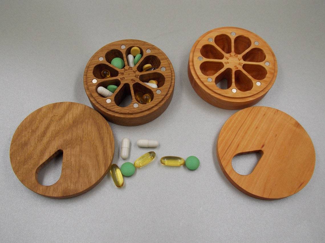 ROUND WEEKLY POCKET PILL BOX  - NATURAL WOOD - JTNLAB