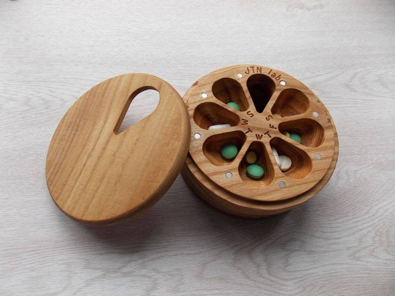 JTNlab PILLBOX ROUND WEEKLY AM/PM PILL BOX  NATURAL WOOD